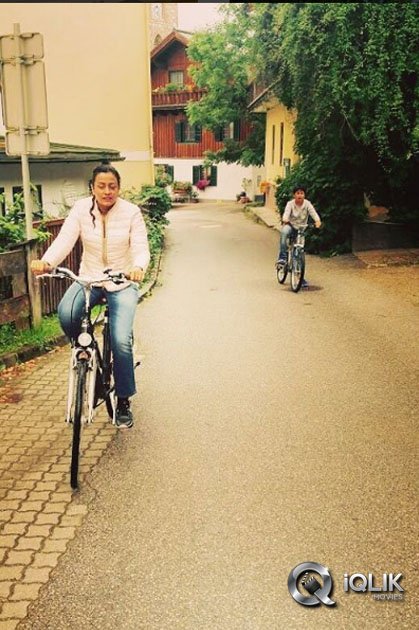 Mahesh-Babu-Family-London-Trip-Photos